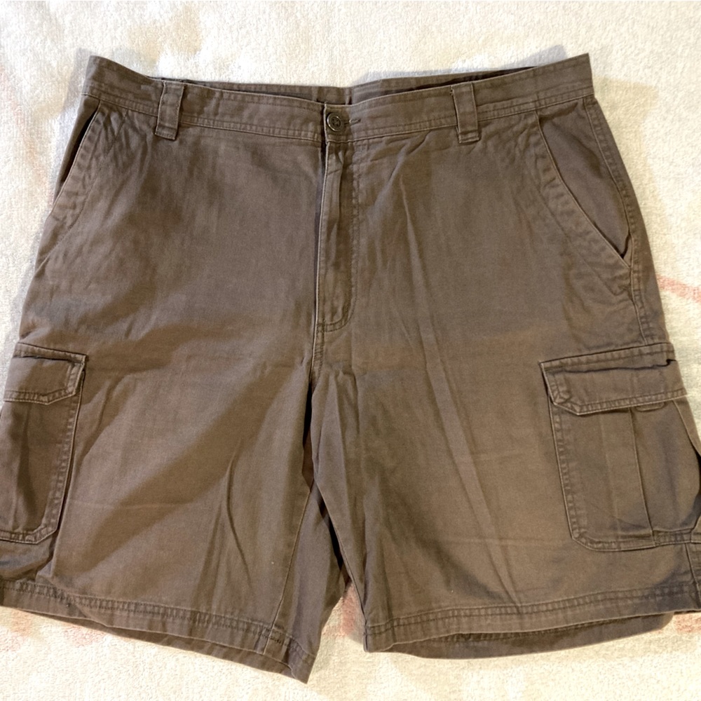 Pre Owned Columbia casual cargo shorts, waist 38, brown
